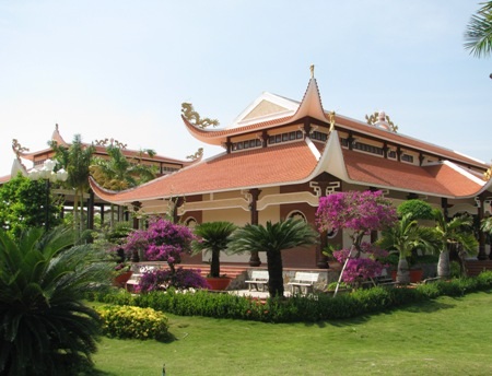 Điểm tham quan du lịch tiêu biểu vùng ĐBSCL năm 2013 - 2 Khuôn viên đền thờ trang trọng nhưng xanh tươi thoáng mát.