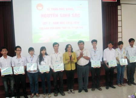 Trao học bổng cho các sinh viên.