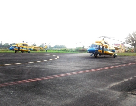 Trực thăng đang đậu tại sân bay Cà Mau chờ lệnh xuất phát. (Ảnh: Huỳnh Hải)