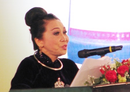 NSND Bạch Tuyết đánh giá phần thi diễn của các thí sinh.