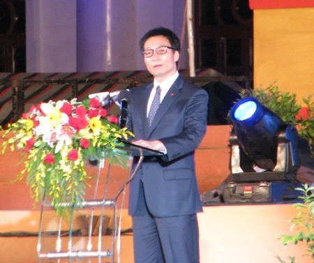 Đờn ca tài tử sẽ mãi nằm trong kho tàng văn hóa của nhân loại - 1 Phó Thủ tướng Vũ Đức Đam phát biểu tại lễ khai mạc.