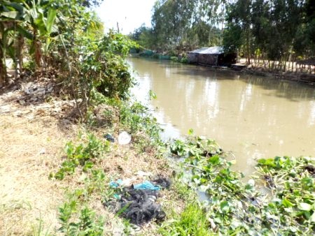 Đau lòng cháu lớp 2 bị hàng xóm hiếp, giết thả sông phi tang - 1 Đoạn sông nơi phát hiện thi thể cháu Thắm.