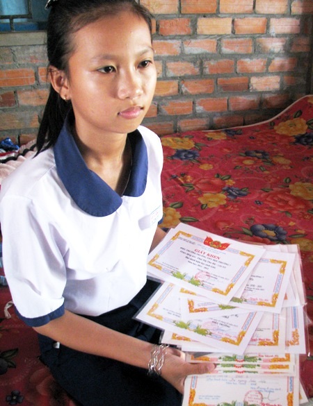 Cảm thương ánh mắt "khát học" của 2 chị em trước cảnh cha nằm liệt giường - 4 Thu Hà với những tấm giấy khen học sinh giỏi trong nhiều năm học qua.