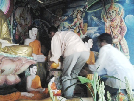 Sau khi được tắm xong, các tượng Phật được rước về chỗ tọa cũ để thờ tự.