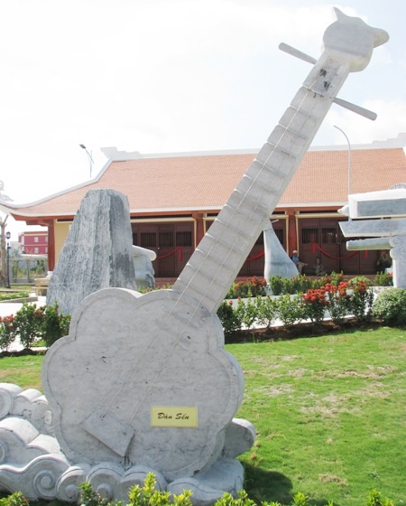 Ấn tượng các nhạc cụ "khủng" bằng đá trong Khu lưu niệm nhạc sĩ Cao Văn Lầu - 17 Đàn sến.