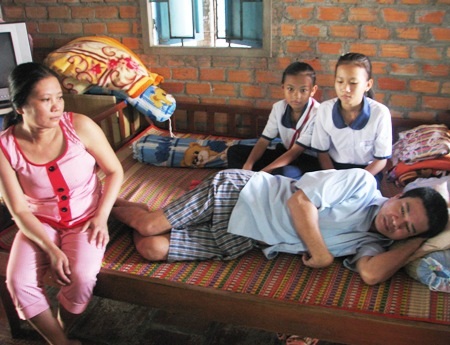 Cảm thương ánh mắt "khát học" của 2 chị em trước cảnh cha nằm liệt giường - 1 Gia đình anh Lâm- chị Tuyền.
