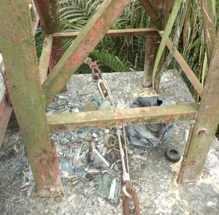 Trụ cầu thành nơi chứa rác thải.