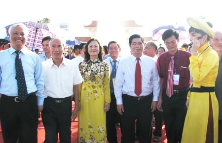 Ấn tượng các nhạc cụ "khủng" bằng đá trong Khu lưu niệm nhạc sĩ Cao Văn Lầu - 3 Đông đảo khách tham quan và nghe giới thiệu về khu lưu niệm.