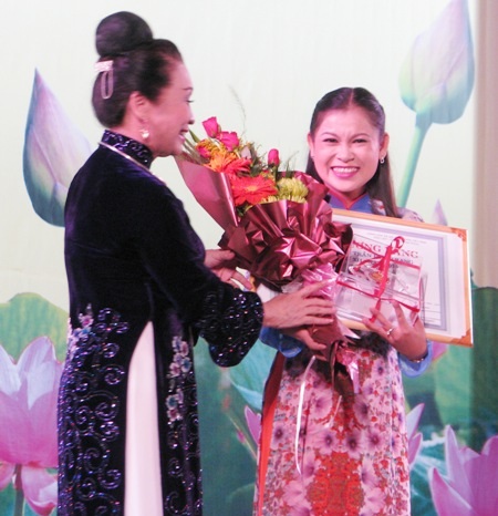 NSND Bạch Tuyết trao giải cho một thí sinh đạt HCV giải