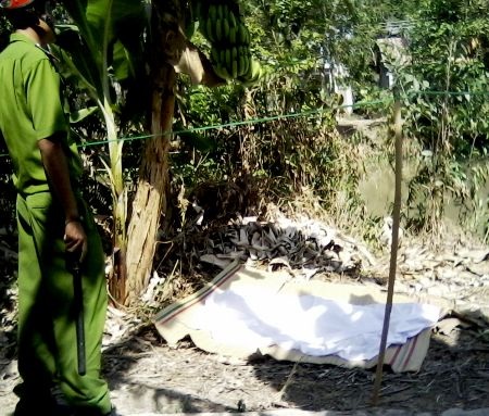 Đau lòng cháu lớp 2 bị hàng xóm hiếp, giết thả sông phi tang - 3 Và thi thể của cháu Thắm được đưa lên bờ để ngành chức năng khám nghiệm.