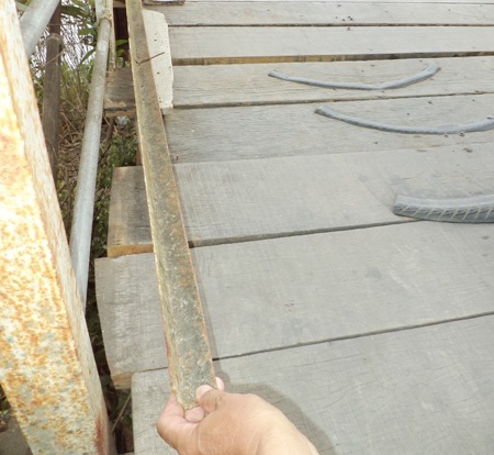 Mối bàn thanh sắt đã bị bung ra.