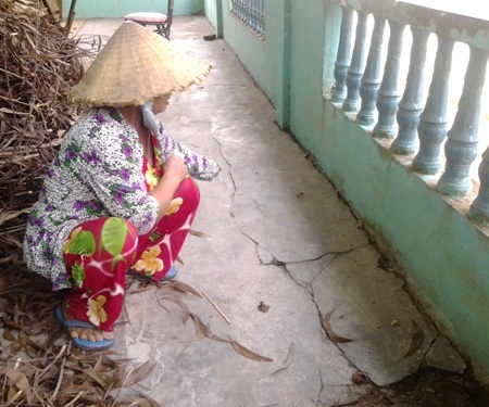 Đường "treo" 12 năm: Dân ngăn thi công vì bồi thường chưa thỏa đáng? - 3 Trong khi cầu Một Ngàn vẫn im lìm như cách đây 7 tháng trước. (Ảnh chụp sáng ngày 15/4)