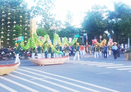 Các diễn viên đang tập dượt sẵn sàng cho lễ khai mạc vào tối 25/4. (Ảnh: Huỳnh Hải)