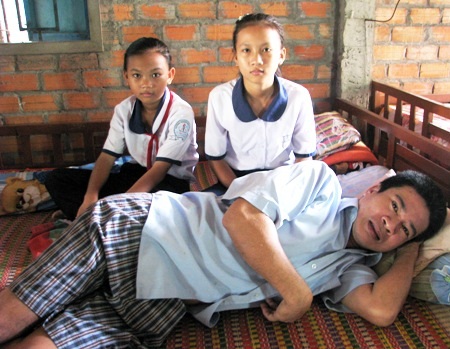 Cảm thương ánh mắt "khát học" của 2 chị em trước cảnh cha nằm liệt giường - 5 Thu Hà với những tấm giấy khen học sinh giỏi trong nhiều năm học qua.