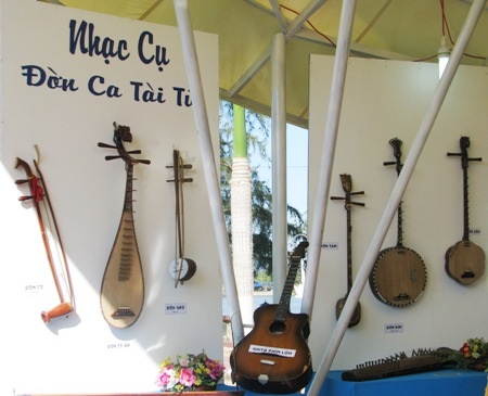 ...nơi để trưng bày những nhạc cụ và đàn hát phục vụ khán thính giả khi đến với Festival.