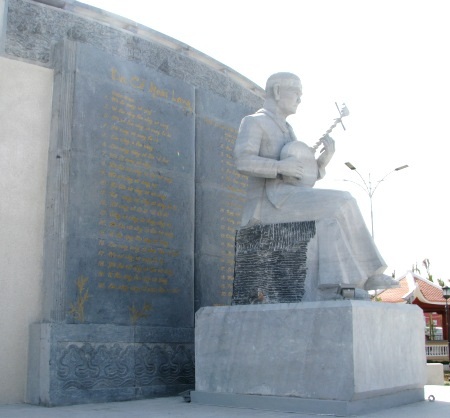 Tượng nhạc sĩ Cao Văn Lầu, phía sau khắc bài Dạ cổ hoài lang- một tác phẩm nổi tiếng của ông.