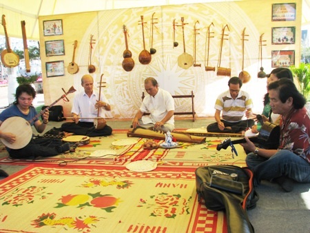 Trải chiếu để đàn hát