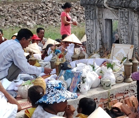 Nghi thức tắm Phật, cầu siêu độc đáo của người Khmer - 6 Những hũ hài cốt, vật cúng được bày biện trước tháp lưu giữ để làm lễ.