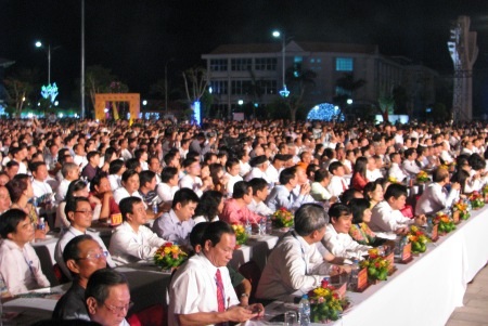Đờn ca tài tử sẽ mãi nằm trong kho tàng văn hóa của nhân loại - 9 Hàng ngàn người đã đến tham dự lễ khai mạc Festival ĐCTT quốc gia lần I.