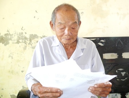 Đã ở cái tuổi gần đất xa trời nhưng ông Mân vẫn phải đội đơn đi đòi quyền lợi cho mình.