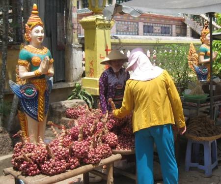 Tái diễn cảnh buôn bán bát nháo tại chùa Chén Kiểu - 2 Chánh điện, tượng Phật và khuôn viên chùa bị quây bởi các gian hàng bày bán đủ thứ hàng hóa.