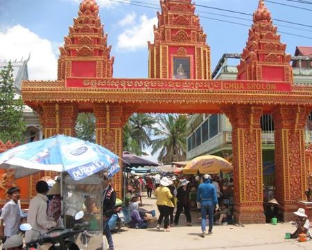 Tái diễn cảnh buôn bán bát nháo tại chùa Chén Kiểu - 4 Nhìn từ cổng, ngôi chùa trông như một cái chợ.