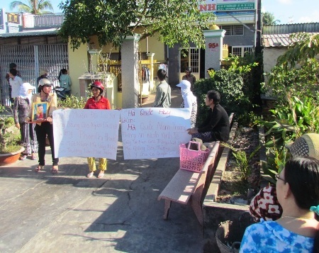 Người nhà nạn nhân mang lư hương đòi thi hành án.