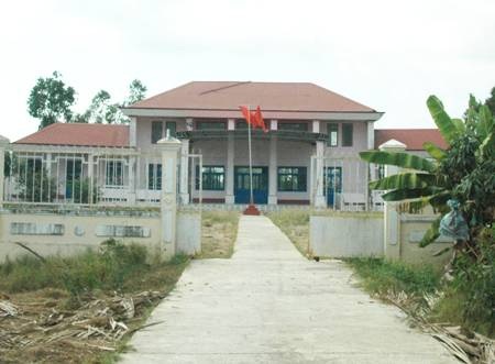 Chủ tịch xã lập hợp đồng khống rút ruột 220 triệu đồng