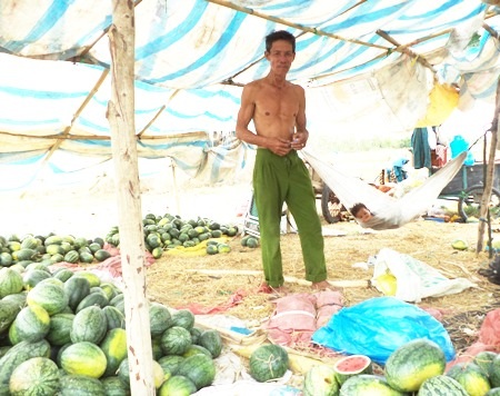 Ông Đá và đứa cháu ngoại với cả đống dưa chưa bán được.