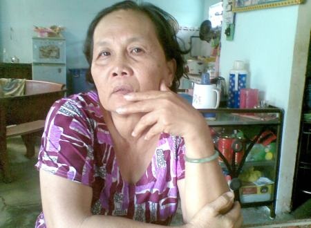 Đi cấp cứu vì…tiền điện tăng đột biến - 2 Bà Nguyệt thở dài vì hóa đơn tiền điện mà chồng bà nhập viện.