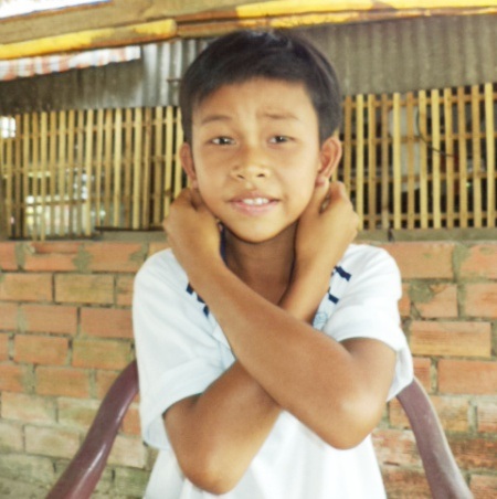 Em Nhân đang làm lại cách bị thầy phạt thụt dầu.