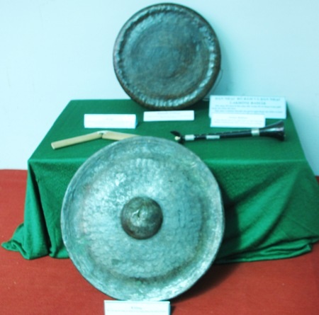 Cồng sử dụng trong nghệ thuật sân khấu Rôbăm.