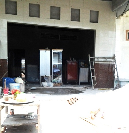 Bàn thờ gia đình bà Nga bày cúng để cầu bình an cho vợ chồng và con chị Thanh.