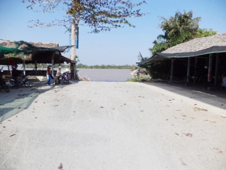 Bến phà của ông Lến.