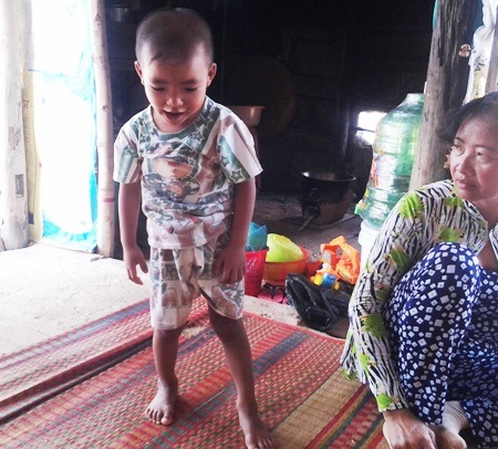 Cậu bé “ngồi cũng bị ngã” tiếp tục nhận 70 triệu đồng tiền của bạn đọc - 1 Tình trạng bệnh tật của cháu Đầy ngày càng khả quan khi có sự vào cuộc giúp đỡ của bạn đọc báo