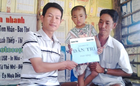 Cậu bé “ngồi cũng bị ngã” tiếp tục nhận 70 triệu đồng tiền của bạn đọc - 2 PV