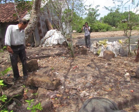 Hiện trường 2 ngôi mộ cổ chưa rõ nguồn gốc.