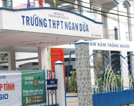 Cách chức Bí thư chi bộ “Hiệu trưởng bị tố thiếu minh bạch trong quản lý” - 1 Trường THPT Ngan Dừa - nơi Hiệu trưởng là bà Hồ Thị Thanh Hồng có nhiều sai phạm