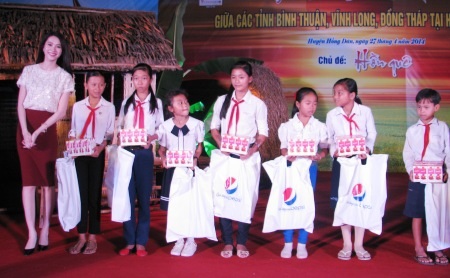 Xúc động buổi trao quà đến học sinh nghèo, khuyết tật - 1 Hoa hậu Việt Nam 2012 Đặng Thu Thảo trao quà đến các học sinh nghèo.
