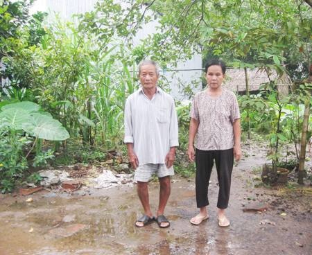 Án có hiệu lực hơn 7 năm, chính quyền lại đưa ra…hòa giải - 1 Ông Honh, bà Liên trên mảnh đất tranh chấp.