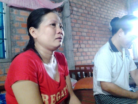 Hơn 15 triệu đồng đến với 2 chị em “khát học” trước cảnh cha nằm liệt giường - 1 Chị Tuyền rất xúc động khi hoàn cảnh gia đình chị được sự quan tâm, giúp đỡ của bạn đọc báo