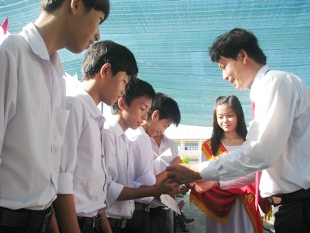Bạc Liêu: Trao thưởng nhiều học sinh giỏi vòng tỉnh - 1 Thầy Hiệu trưởng Dư Quốc Kiệt trao thưởng cho các học sinh có thành tích tốt.