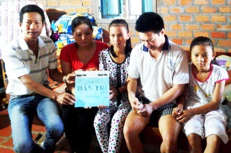 Hơn 15 triệu đồng đến với 2 chị em “khát học” trước cảnh cha nằm liệt giường - 2 PV