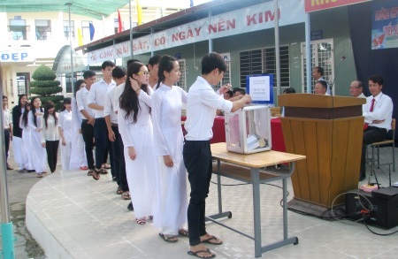 Thầy trò Trường THPT Giá Rai cùng “Tiếp sức ngư dân bám biển” - 3 Thầy trò Trường THPT Giá Rai cùng “Tiếp sức ngư dân bám biển”