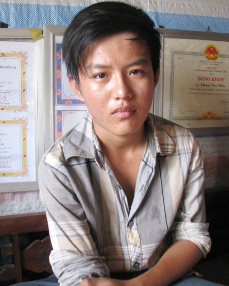 Cha mất, mẹ bị cưa chân, hai con mịt mờ tương lai - 2 Cha mất, mẹ bệnh, Hòa đành phải nghỉ học để làm người trụ cột của gia đình.
