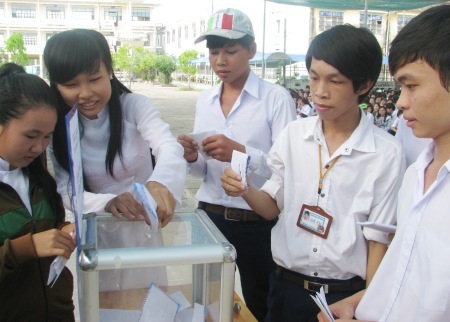 Thầy trò Trường THPT Giá Rai cùng “Tiếp sức ngư dân bám biển” - 4 Thầy trò Trường THPT Giá Rai cùng “Tiếp sức ngư dân bám biển”
