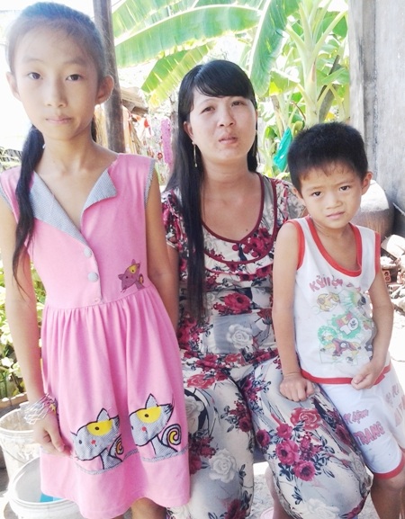 3 mẹ con chị Hạnh đang lâm vào cảnh bế tắc khi trụ cột gia đình là chồng, cha trở nên điên dại.