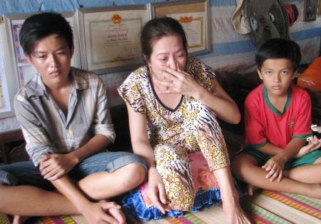 Cha mất, mẹ bị cưa chân, hai con mịt mờ tương lai - 4 Để cứu giúp em Hòa và Thuận đến trường, giờ chỉ còn mong chờ vào các nhà hảo tâm. (Ảnh: Huỳnh Hải)