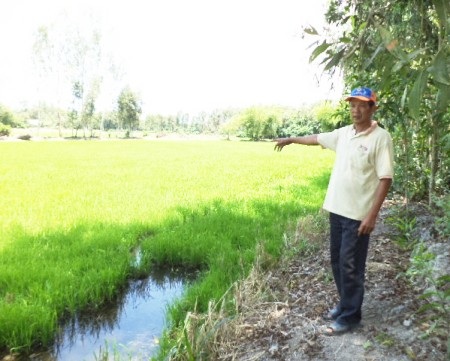 Ông Cam chỉ phần đất mà tòa tuyên ông phải trả cho ông Được.