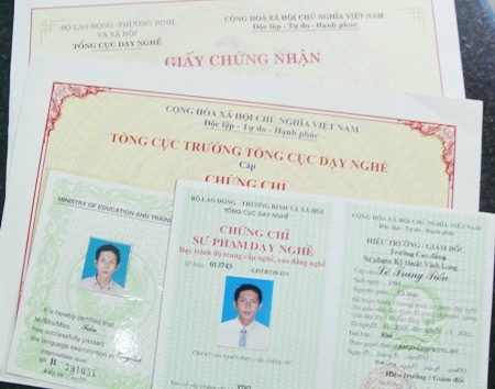 Có đầy đủ văn bằng chứng chỉ chuyên môn nhưng anh Lê Trung Tiến vẫn bị cắt hợp đồng làm việc.